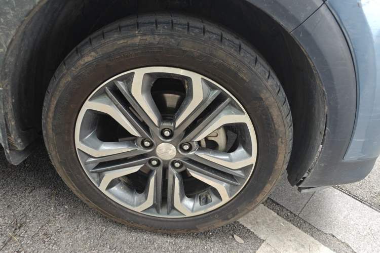 Used Hyundai Tucson 2015 1.6T Dual-Clutch Two-Wheel-Drive Leading Model Right Front Wheel Hub