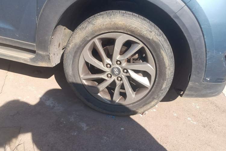 Used Hyundai Tucson 2015 1.6T Dual-Clutch Two-Wheel-Drive Smart Model Right Front Wheel Hub