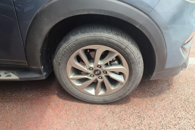 Used Hyundai Tucson 2015 1.6T Dual-Clutch Two-Wheel-Drive Smart Model Right Front Wheel Hub