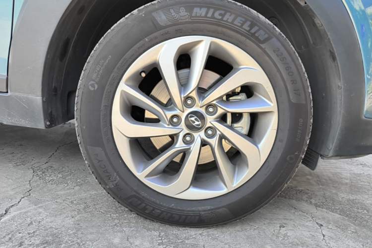 Used Hyundai Tucson 2015 1.6T Dual-Clutch Two-Wheel-Drive Smart Model Right Front Wheel Hub