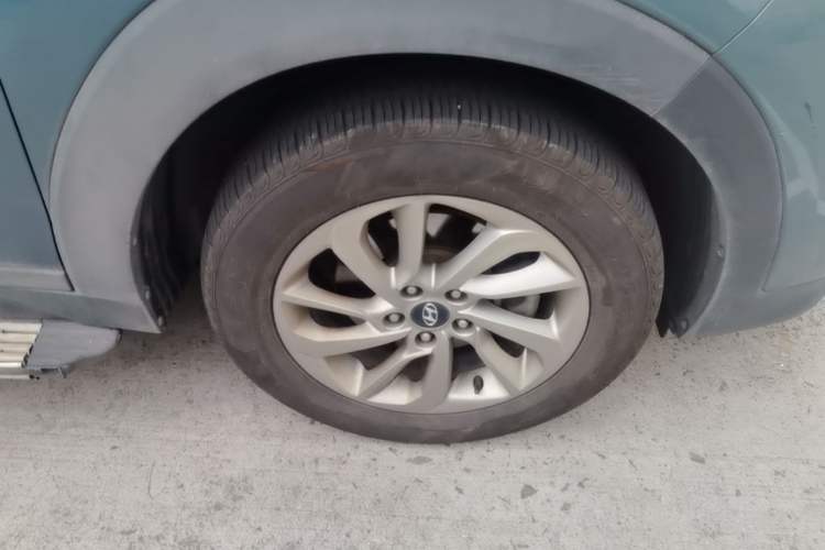 Used Hyundai Tucson 2015 1.6T Dual-Clutch Two-Wheel-Drive Smart Model Right Front Wheel Hub