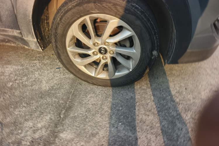 Used Hyundai Tucson 2015 1.6T Dual-Clutch Two-Wheel-Drive Smart Model Right Front Wheel Hub