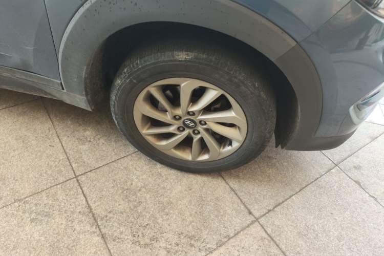Used Hyundai Tucson 2015 2.0L Automatic Two-Wheel Drive Smart Version Right Front Wheel Hub