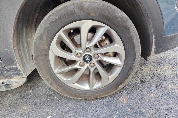 Used Hyundai Tucson 2015 2.0L Automatic Two-Wheel Drive Smart Version Right Front Wheel Hub