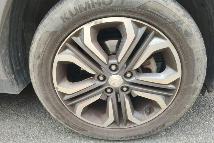 Used Hyundai Tucson 2015 1.6T Dual-Clutch Two-Wheel-Drive Leading Model Right Front Wheel Hub