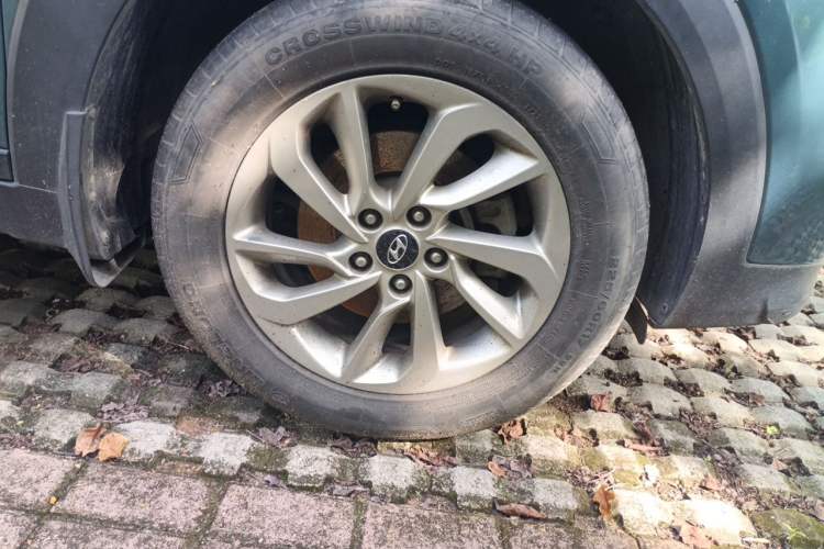 Used Hyundai Tucson 2015 1.6T Dual-Clutch Two-Wheel-Drive Smart Model Right Front Wheel Hub