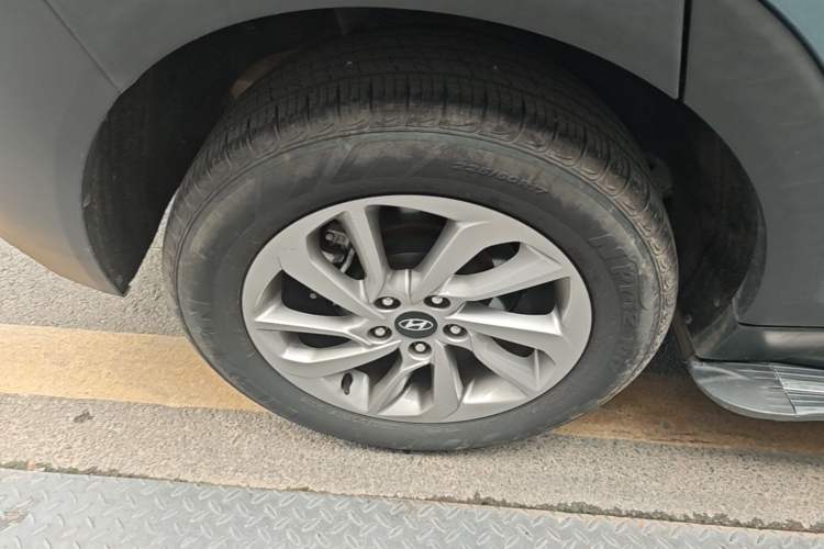 Used Hyundai Tucson 2015 1.6T Dual-Clutch Two-Wheel-Drive Smart Model Right Rear Wheel Hub