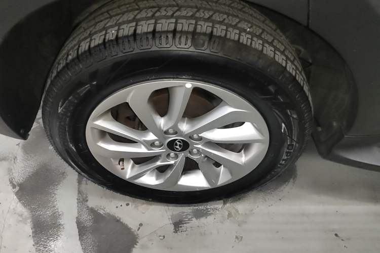 Used Hyundai Tucson 2015 1.6T Dual-Clutch Two-Wheel-Drive Smart Model Right Rear Wheel Hub