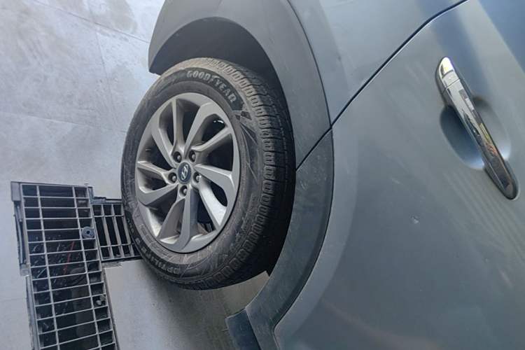 Used Hyundai Tucson 2015 1.6T Dual-Clutch Two-Wheel-Drive Smart Model Right Rear Wheel Hub