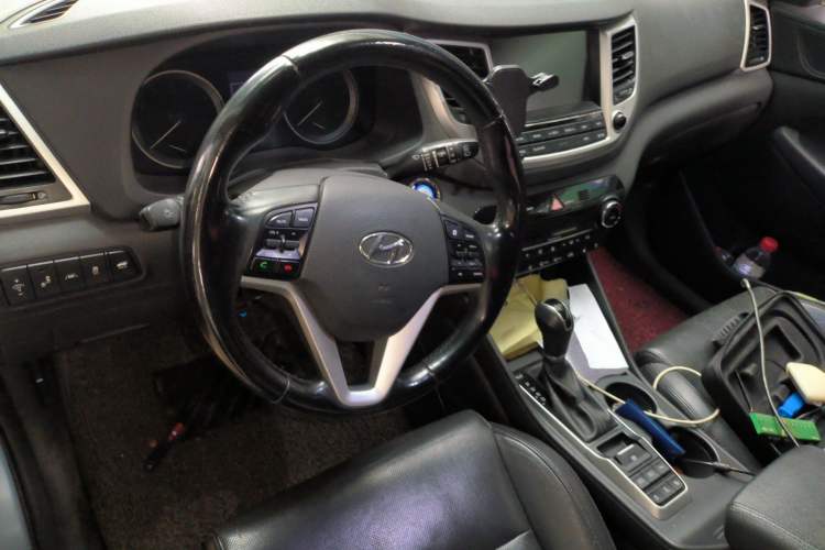 Used Hyundai Tucson 2015 1.6T Dual-Clutch Four-Wheel Drive Flagship Model Steering Wheel