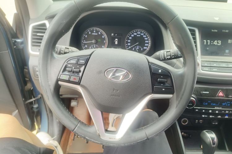 Used Hyundai Tucson 2015 1.6T Dual-Clutch Two-Wheel-Drive Smart Model Steering Wheel