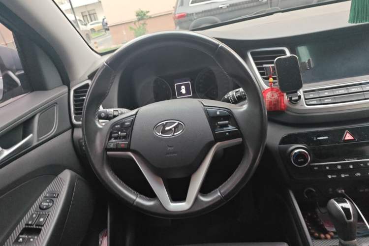 Used Hyundai Tucson 2015 1.6T Dual-Clutch Two-Wheel-Drive Smart Model Steering Wheel