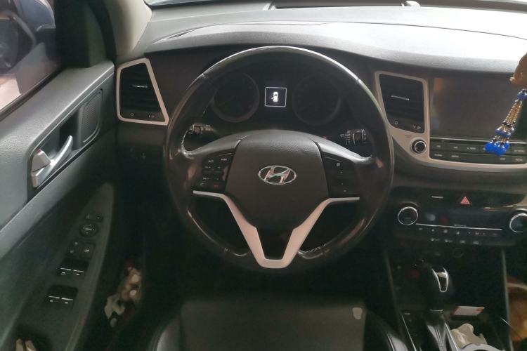 Used Hyundai Tucson 2015 1.6T Dual-Clutch Two-Wheel-Drive Smart Model Steering Wheel