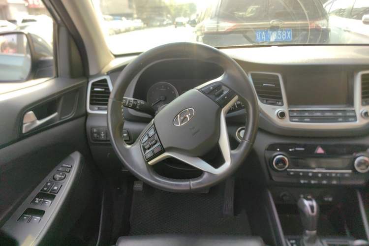 Used Hyundai Tucson 2015 1.6T Dual-Clutch Two-Wheel-Drive Leading Model Steering Wheel