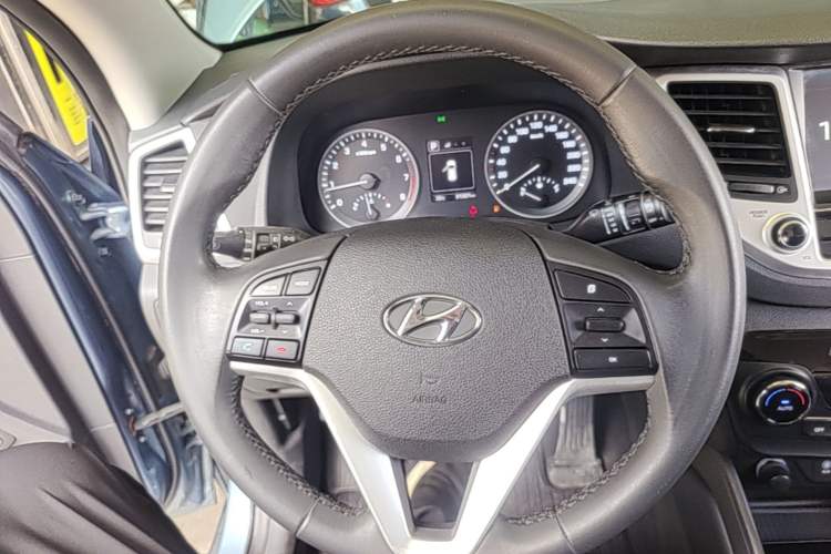 Used Hyundai Tucson 2015 1.6T Dual-Clutch Two-Wheel-Drive Smart Model Steering Wheel