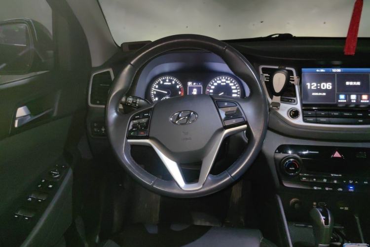 Used Hyundai Tucson 2015 1.6T Dual-Clutch Two-Wheel-Drive Smart Model Steering Wheel
