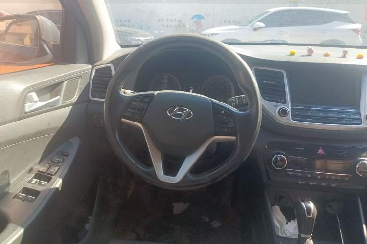 Used Hyundai Tucson 2015 1.6T Dual-Clutch Two-Wheel-Drive Smart Model Steering Wheel