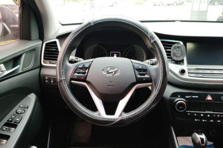 Used Hyundai Tucson 2015 1.6T Dual-Clutch Two-Wheel-Drive Smart Model Steering Wheel