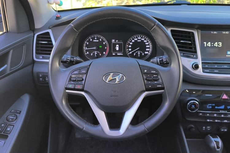 Used Hyundai Tucson 2015 1.6T Dual-Clutch Two-Wheel-Drive Smart Model Steering Wheel