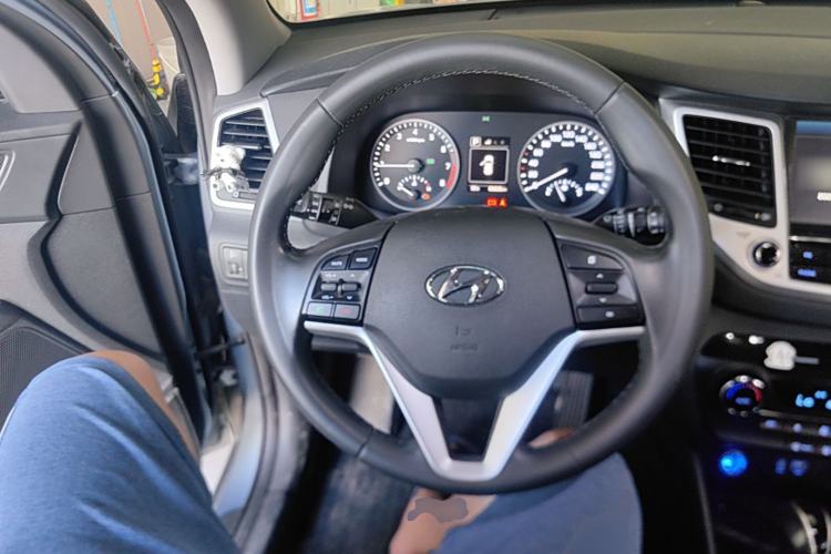 Used Hyundai Tucson 2015 1.6T Dual-Clutch Two-Wheel-Drive Smart Model Steering Wheel