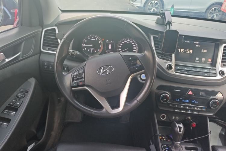 Used Hyundai Tucson 2015 1.6T Dual-Clutch Two-Wheel-Drive Smart Model Steering Wheel