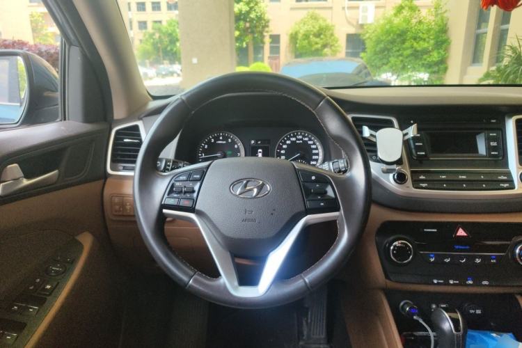 Used Hyundai Tucson 2015 2.0L Automatic Two-Wheel Drive Smart Version Steering Wheel