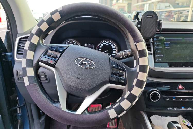 Used Hyundai Tucson 2015 2.0L Automatic Two-Wheel Drive Smart Version Steering Wheel
