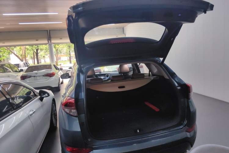 Used Hyundai Tucson 2015 1.6T Dual-Clutch Two-Wheel-Drive Leading Model Trunk