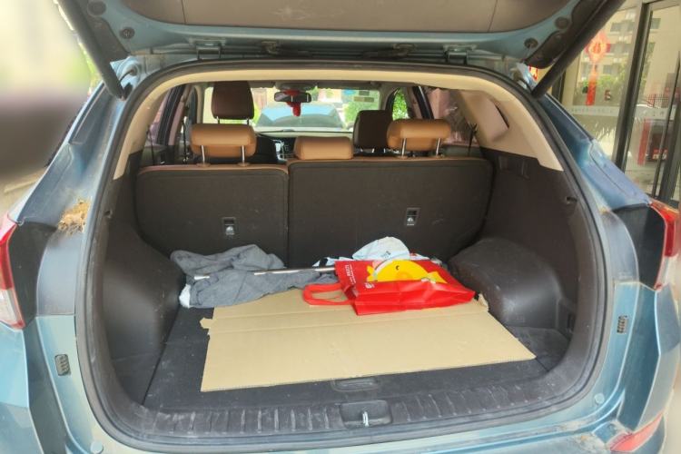 Used Hyundai Tucson 2015 2.0L Automatic Two-Wheel Drive Smart Version Trunk