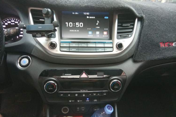 Used Hyundai Tucson 2015 1.6T Dual-Clutch Two-Wheel-Drive Smart Model Audio And AC Panel