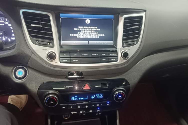 Used Hyundai Tucson 2015 1.6T Dual-Clutch Two-Wheel-Drive Smart Model Audio And AC Panel
