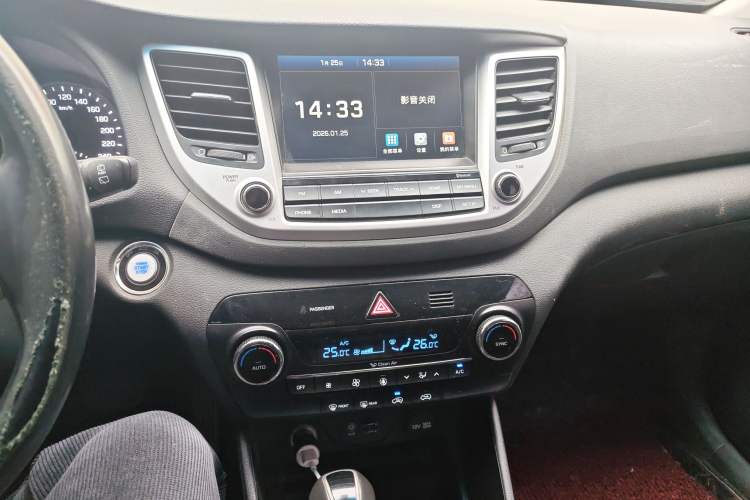 Used Hyundai Tucson 2015 1.6T Dual-Clutch Two-Wheel-Drive Smart Model Audio And AC Panel