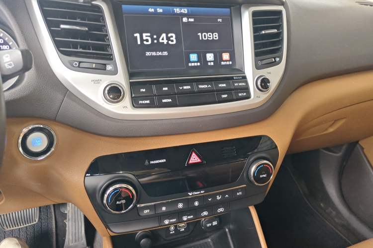 Used Hyundai Tucson 2015 1.6T Dual-Clutch Two-Wheel-Drive Leading Model Audio And AC Panel