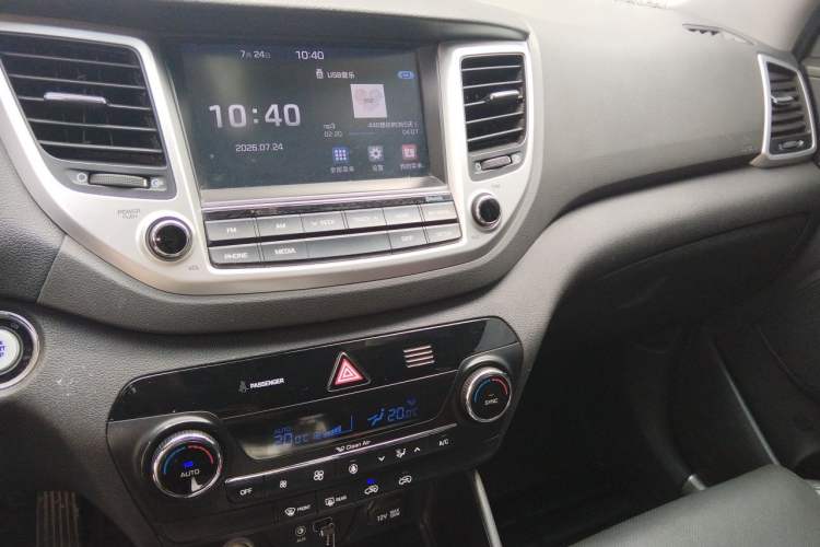 Used Hyundai Tucson 2015 1.6T Dual-Clutch Two-Wheel-Drive Smart Model Audio And AC Panel