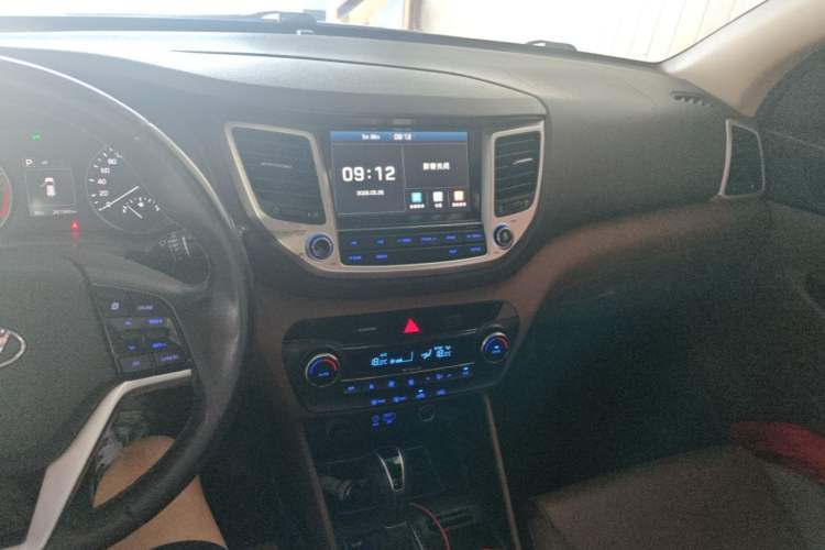 Used Hyundai Tucson 2015 1.6T Dual-Clutch Two-Wheel-Drive Smart Model Audio And AC Panel