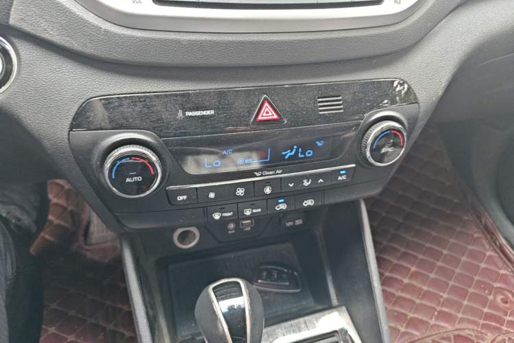 Used Hyundai Tucson 2015 1.6T Dual-Clutch Two-Wheel-Drive Smart Model Audio And AC Panel
