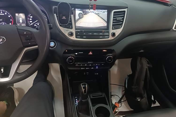 Used Hyundai Tucson 2015 1.6T Dual-Clutch Two-Wheel-Drive Smart Model Audio And AC Panel