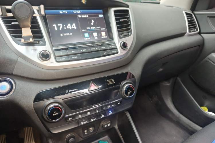 Used Hyundai Tucson 2015 1.6T Dual-Clutch Two-Wheel-Drive Smart Model Audio And AC Panel