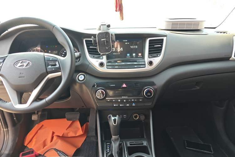 Used Hyundai Tucson 2015 1.6T Dual-Clutch Two-Wheel-Drive Smart Model Audio And AC Panel