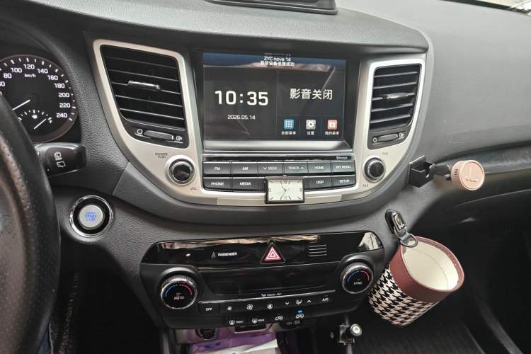 Used Hyundai Tucson 2015 1.6T Dual-Clutch Two-Wheel-Drive Leading Model Audio And AC Panel