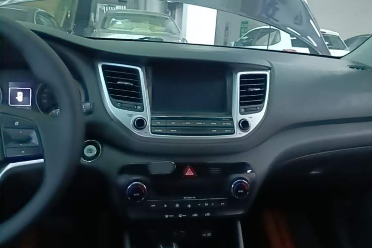 Used Hyundai Tucson 2015 1.6T Dual-Clutch Two-Wheel-Drive Smart Model Audio And AC Panel