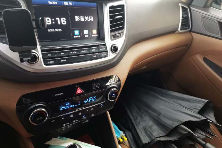 Used Hyundai Tucson 2015 1.6T Dual-Clutch Two-Wheel-Drive Smart Model Audio And AC Panel
