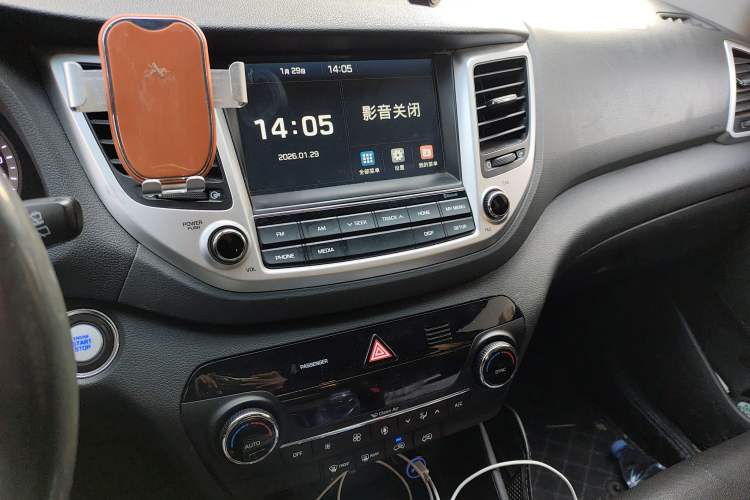 Used Hyundai Tucson 2015 1.6T Dual-Clutch Two-Wheel-Drive Smart Model Audio And AC Panel