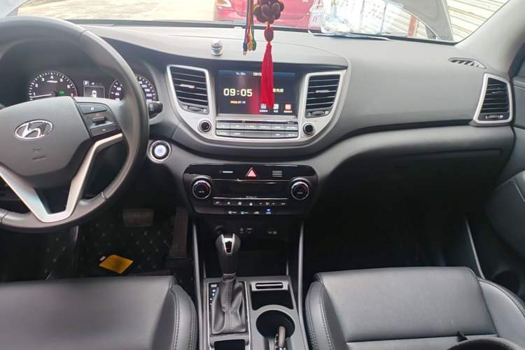 Used Hyundai Tucson 2015 1.6T Dual-Clutch Two-Wheel-Drive Smart Model Audio And AC Panel
