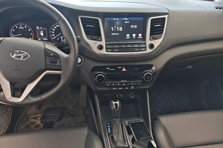 Used Hyundai Tucson 2015 1.6T Dual-Clutch Two-Wheel-Drive Smart Model Audio And AC Panel