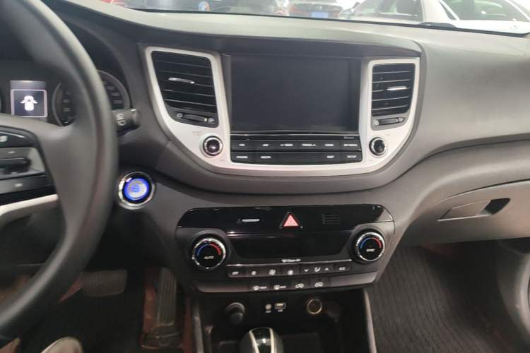 Used Hyundai Tucson 2015 1.6T Dual-Clutch Two-Wheel-Drive Smart Model Audio And AC Panel