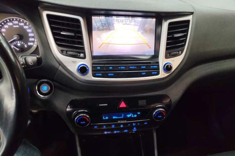 Used Hyundai Tucson 2015 1.6T Dual-Clutch Two-Wheel-Drive Smart Model Audio And AC Panel