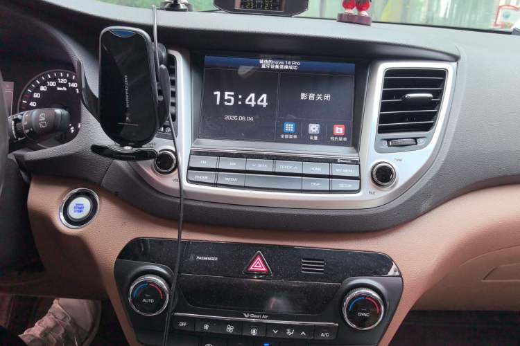 Used Hyundai Tucson 2015 1.6T Dual-Clutch Two-Wheel-Drive Smart Model Audio And AC Panel
