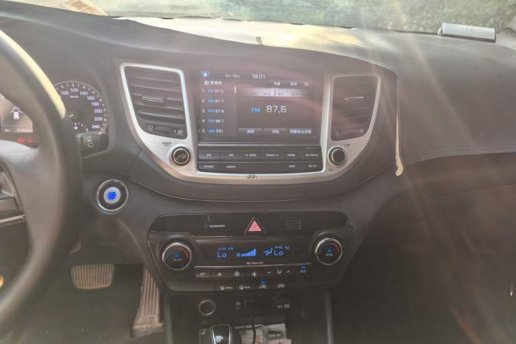 Used Hyundai Tucson 2015 1.6T Dual-Clutch Two-Wheel-Drive Smart Model Audio And AC Panel