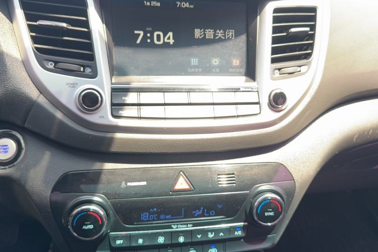 Used Hyundai Tucson 2015 1.6T Dual-Clutch Two-Wheel-Drive Smart Model Audio And AC Panel